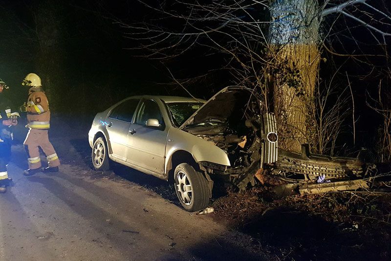 Volkswagen roztrzaskany na drzewie pod Darżewem. Kierująca w szpitalu