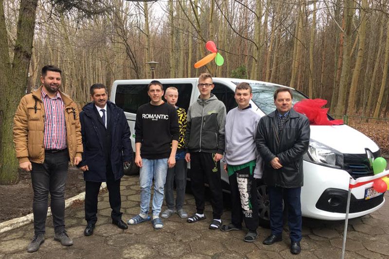 Wychowankowie Młodzieżowego Ośrodka Wychowawczego w Rewalu otrzymali nowy samochód