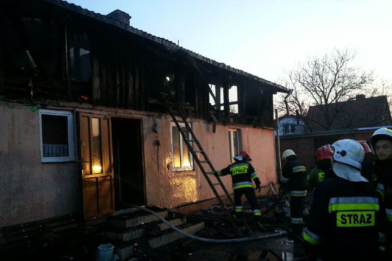 6 zastępów straży gasiło pożar domu w Gorzysławiu. Czteroosobowa rodzina straciła dach nad głową