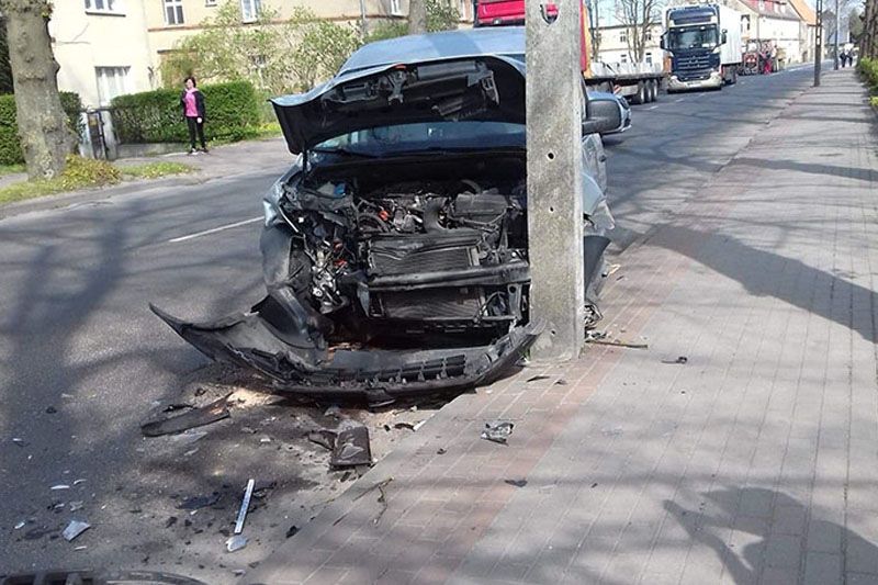 Czołowe zderzenie samochodów w Trzebiatowie, trzy osoby w szpitalu