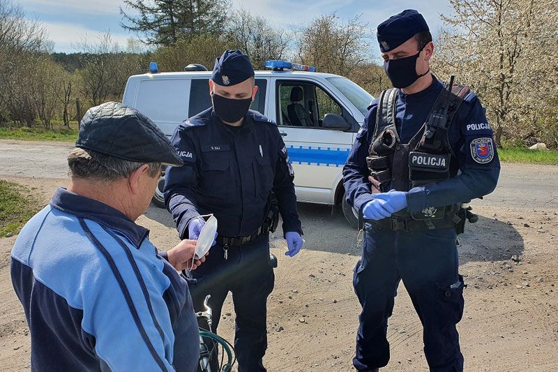 Policjanci wręczali maseczki ochronne mieszkańcom powiatu gryfickiego
