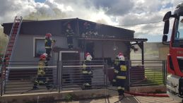 Pożar budynku jednorodzinnego w Lisowie. 7 jednostek straży pożarnej w akcji