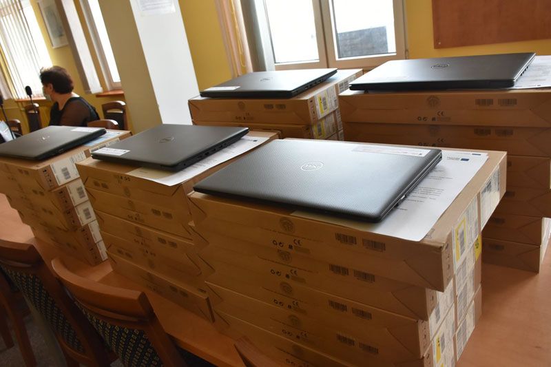 27 laptopów do nauki zdalnej dla uczniów