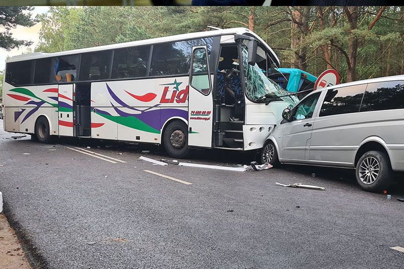 Zderzenie dwóch autokarów i busa pod Dźwirzynem. 14 osób rannych