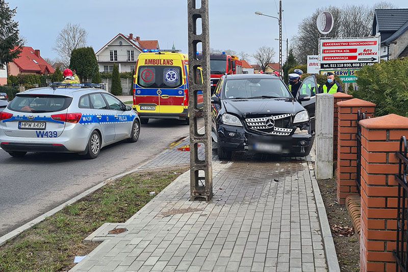 Mercedesem uderzył w słup, kierowca został zabrany do szpitala