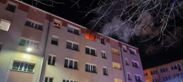 Pożar mieszkania w Gryficach. Mężczyzna wyskoczył z czwartego piętra