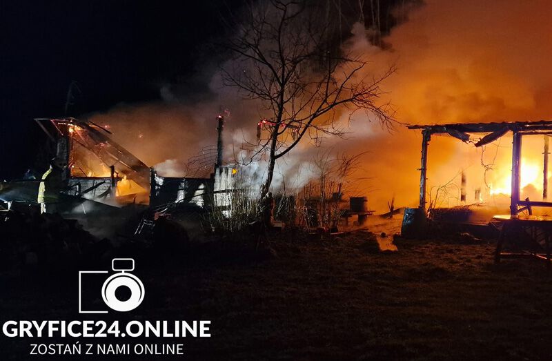 Pożar parterowego budynku w Świeszewie. Jedna osoba przetransportowana do szpitala