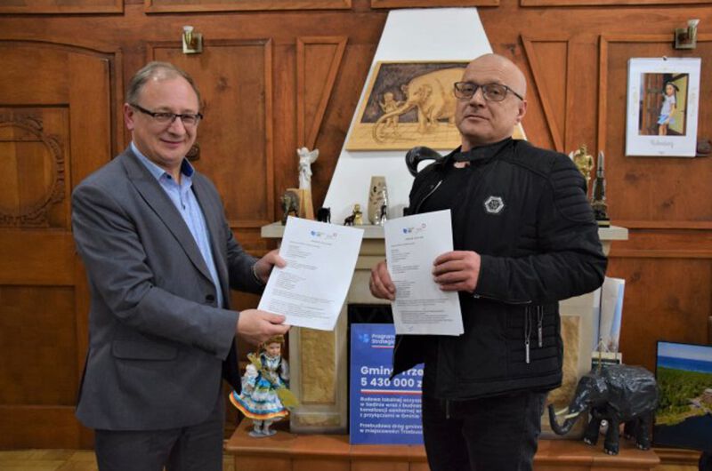 Podpisanie umowy na remont dróg gminnych w Trzebuszu
