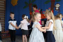 Przedszkolaki z Modlimowa świętują zakończenie roku szkolnego!
