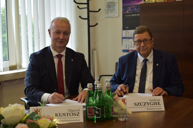 Podpisanie umowy przez Burmistrza Gryfic Andrzeja Szczygła z Wicemarszałkiem Województwa Zachodniopomorskiego Olgierdem Kustoszem