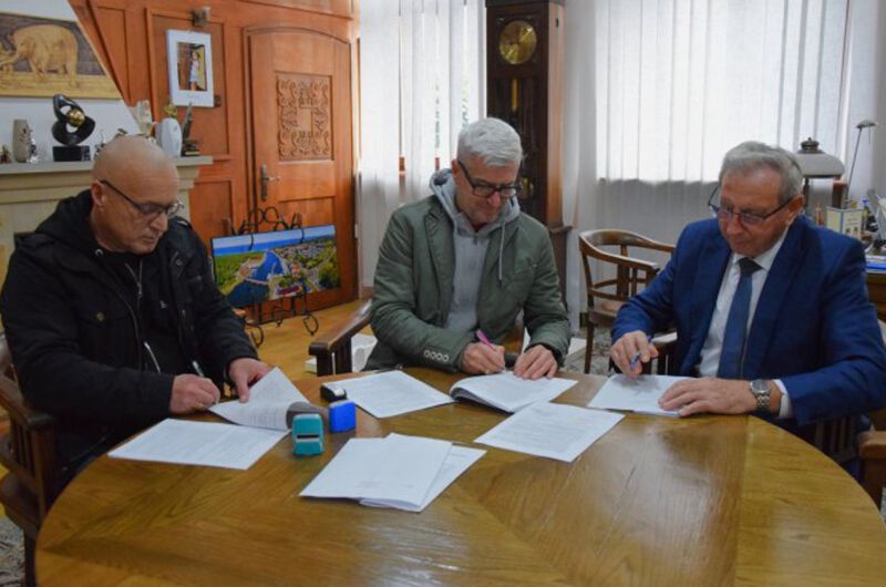 Podpisanie umowy na przebudowę dróg gminnych w miejscowości Gołańcz Pomorska.